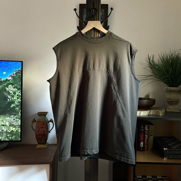 🌿Mnml Sleeveless Elongated Tee - Vintage Black🌿 - Picture 2 of 7